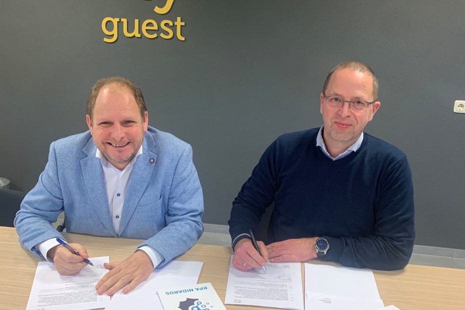 Edy Bruinooge (ibanXS) en Gerben Dolsma (Nidaros) ondertekenen partnership.